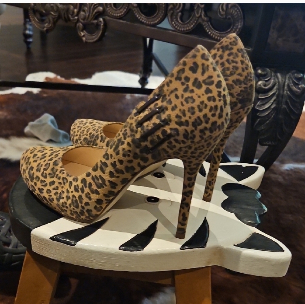 Leopard Print Women's Pumps - Picture 7 of 7